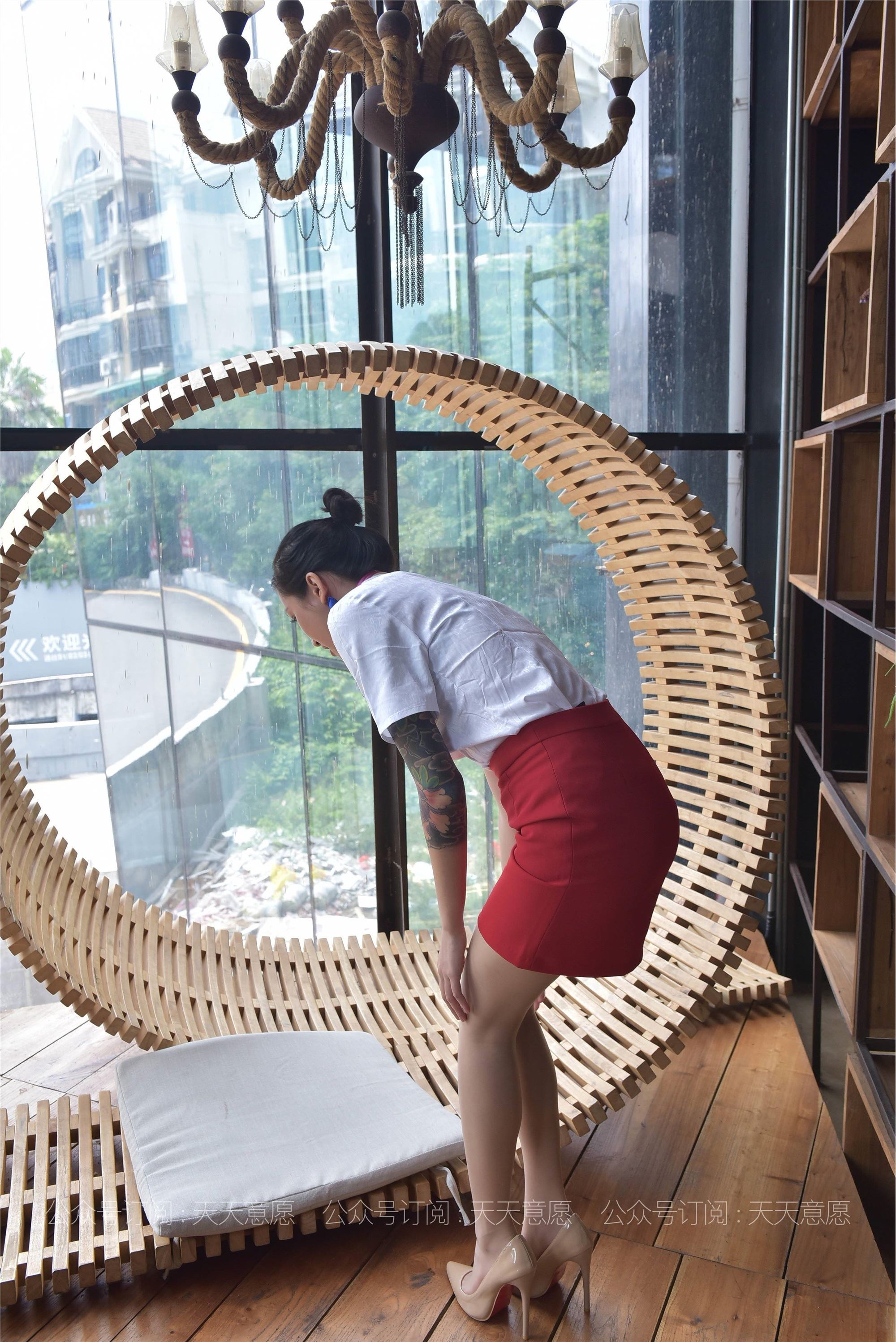 IESS异思趣向 - 模特：潇潇《红裙职业装展示》